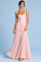 Vestido largo rosa fruncido con escote cuadrado y corte evasé