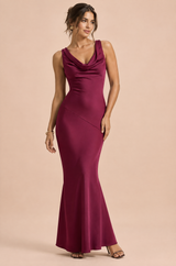 Vestido largo rosa con efecto retorcido y corte asimétrico