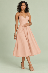 Vestido midi beige de tirantes con bajo voluminoso