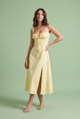 Vestido midi amarillo claro de corte evasé y escote cuadrado