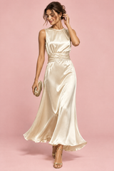 Vestido largo champán sin mangas con cintura fruncida