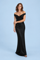 Vestido largo negro de satén con frunces y hombros descubiertos