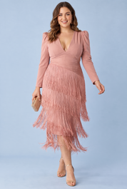 Robe rose poudré à franges et col V | Porté sur une autre silhouette | Lounelle Paris