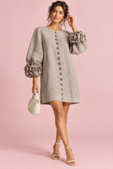 Vestido recto gris con mangas abullonadas