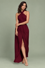 Vestido largo burdeos con escote halter y abertura