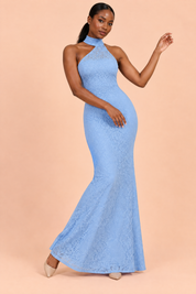 Robe longue en dentelle bleu ciel à encolure asymétrique et détail de col | Vue en mouvement | Lounelle Paris