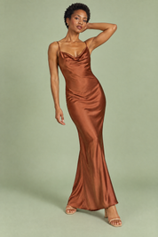 Robe longue satinée marron à col bénitier | Vue en mouvement | Lounelle Paris