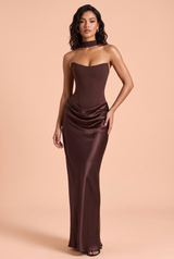 Vestido largo marrón tipo corsé, con escote palabra de honor