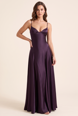 Vestido largo de satén con escote en V morado oscuro