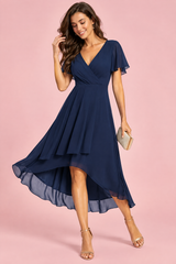 Vestido azul marino con mangas de volantes y bajo asimétrico