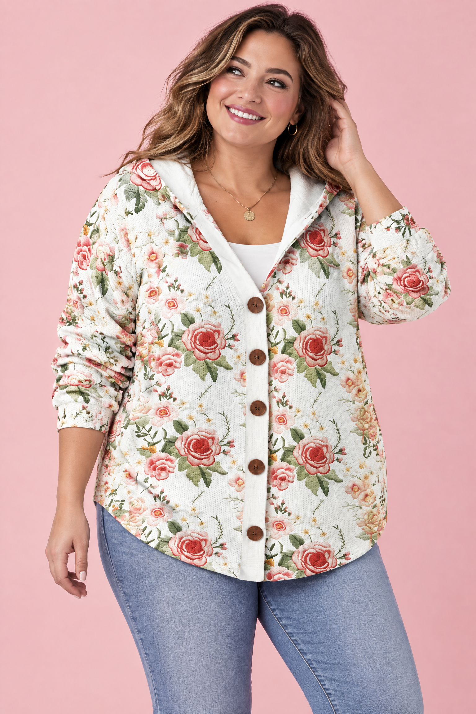 Gilet à capuche écru à fleurs | Porté sur une silhouette plus ronde | Lounelle Paris