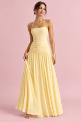 Vestido largo amarillo claro de escote cuadrado con fruncido