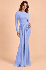 Vestido largo azul de cuello barco con detalle fruncido