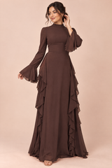Vestido largo marrón con volantes y mangas acampanadas