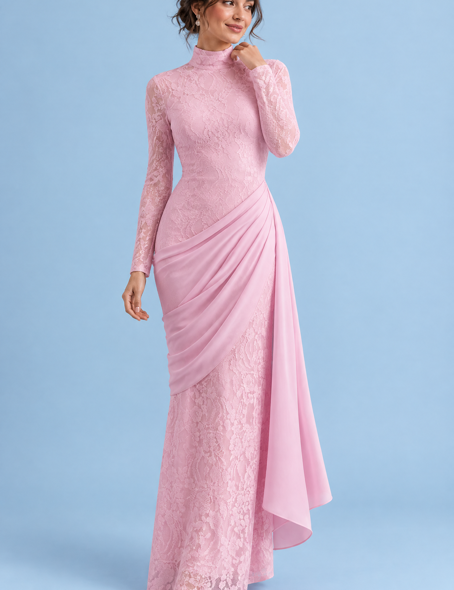 Robe longue moulante en dentelle rose à col montant et jupe drapée | Vue de face | Lounelle Paris