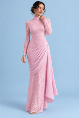 Vestido largo de encaje rosa, de cuello alto y falda drapeada