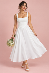 Vestido midi blanco de tirantes y bajo con volumen