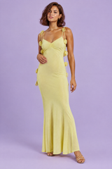 Vestido largo amarillo con aplicaciones florales