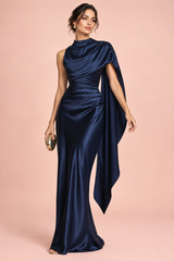 Vestido largo de satén azul oscuro con escote drapeado