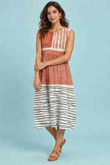 Vestido midi coral de rayas sin mangas