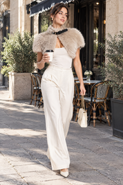 Cape courte en fausse fourrure à boucle, pierre | Photo lifestyle | Lounelle Paris