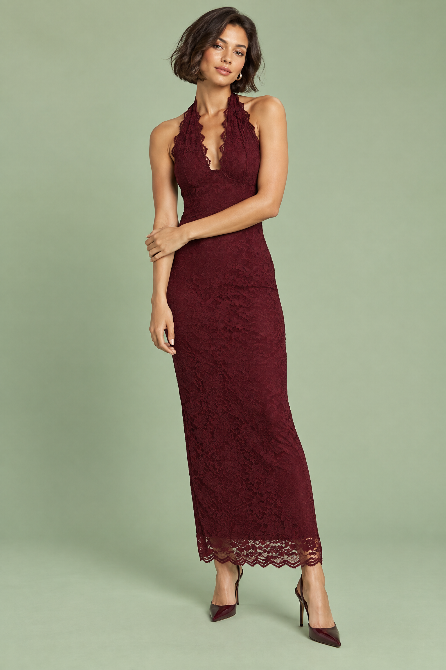 Robe longue en dentelle bordeaux à encolure asymétrique et détail au col | Vue de face | Lounelle Paris
