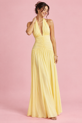 Vestido largo amarillo con escote pronunciado y detalles fruncidos