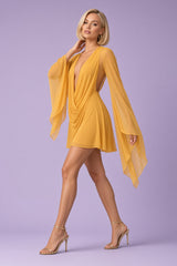 Vestido corto de malla con cuello drapeado en mostaza