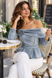 Blouse gris clair à épaules dénudées et basque | Photo lifestyle | Lounelle Paris
