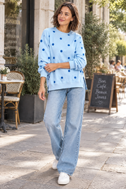 Sweat-shirt oversize bleu à pois | Photo lifestyle | Lounelle Paris