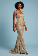 Vestido largo dorado de lentejuelas con cuello halter