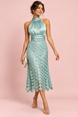 Vestido midi de satén verde salvia con escote halter y falda de paneles
