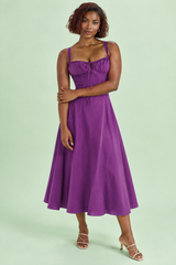 Vestido midi morado de corte evasé y escote cuadrado