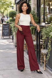 Pantalon bordeaux large à taille basse | Photo lifestyle | Lounelle Paris