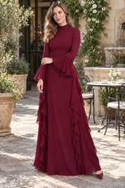 Robe longue bordeaux à volants et manches cloche | Photo lifestyle | Lounelle Paris
