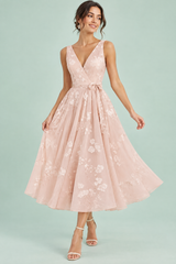 Vestido midi floral rosa claro de corte evasé