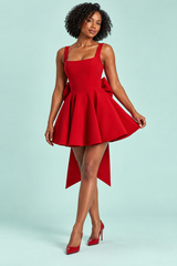 Vestido corto rojo de corte skater, sin mangas y con escote cuadrado