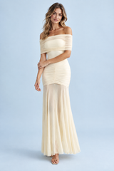 Vestido largo crema fruncido con escote bardot