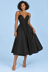 Vestido midi negro de tirantes con bajo voluminoso