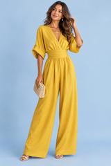 Mono amarillo de pierna ancha con escote en V
