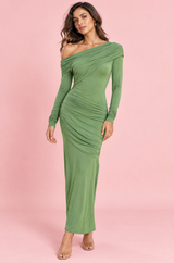 Vestido largo verde de un hombro, manga larga y frunces