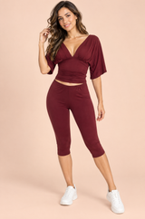 Conjunto burdeos de top fruncido con escote en V y pantalón capri