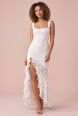 Vestido largo de encaje blanco con volantes