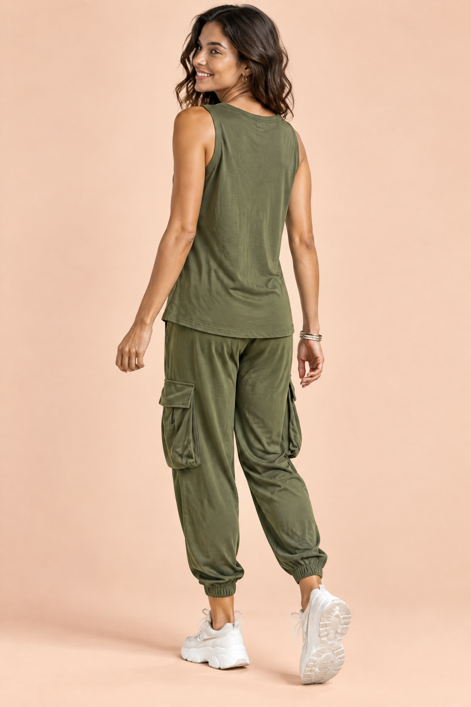 Ensemble deux pièces fluide avec débardeur et pantalon – vert olive | Vue de dos | Lounelle Paris