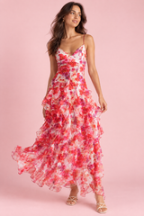 Vestido largo rojo con estampado de lirios y manga tipo capa asimétrica