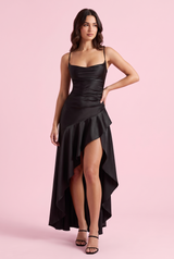 Vestido largo negro satinado con escote recto y espalda acordonada