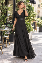 Robe longue plissée noire à col V | Photo lifestyle | Lounelle Paris