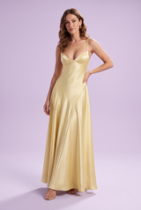 Vestido largo de satén con escote en V amarillo pálido