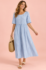 Vestido midi floral de corte evasé en azul claro