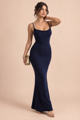 Vestido azul marino con escote drapeado y espalda descubierta